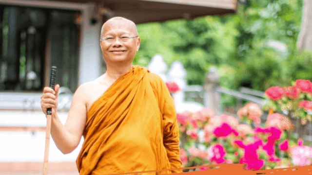 Luang Por Anan Evening Dhamma talk (in Thai with English translation)